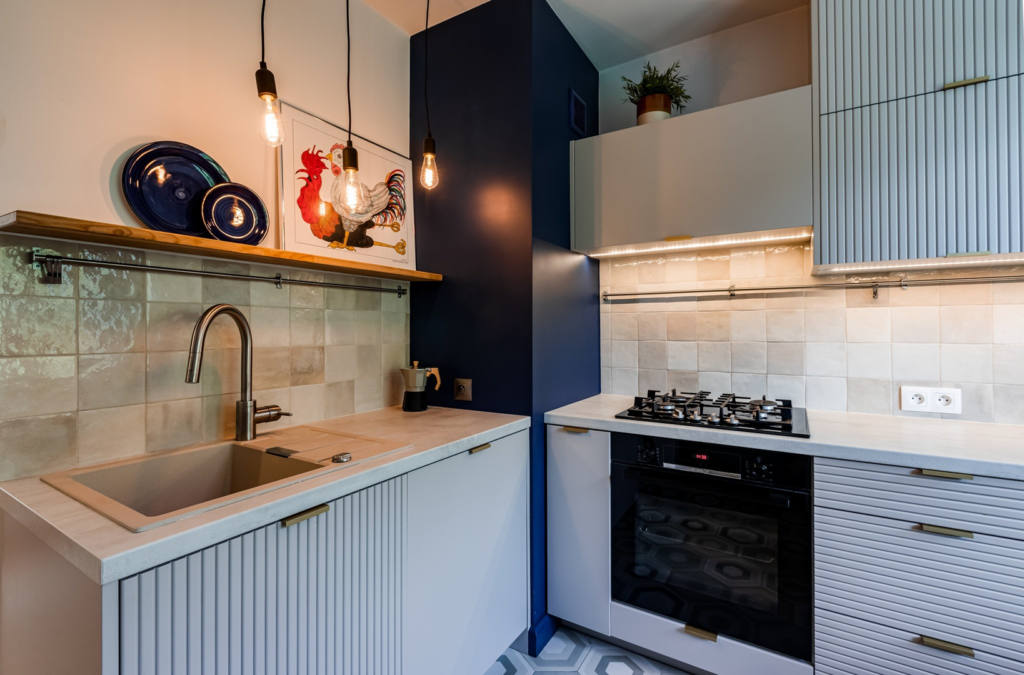 Blat o strukturze kamienia i ryflowane fronty. Nowoczesna estetyka, która idzie w parze z codzienną wytrzymałością. 💡📐